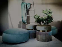 Afbeelding in Gallery-weergave laden, Poef Coco velvet + fringes zandkleur + blauw
