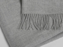 Afbeelding in Gallery-weergave laden, Menza Plaid Alpaca licht grijs
